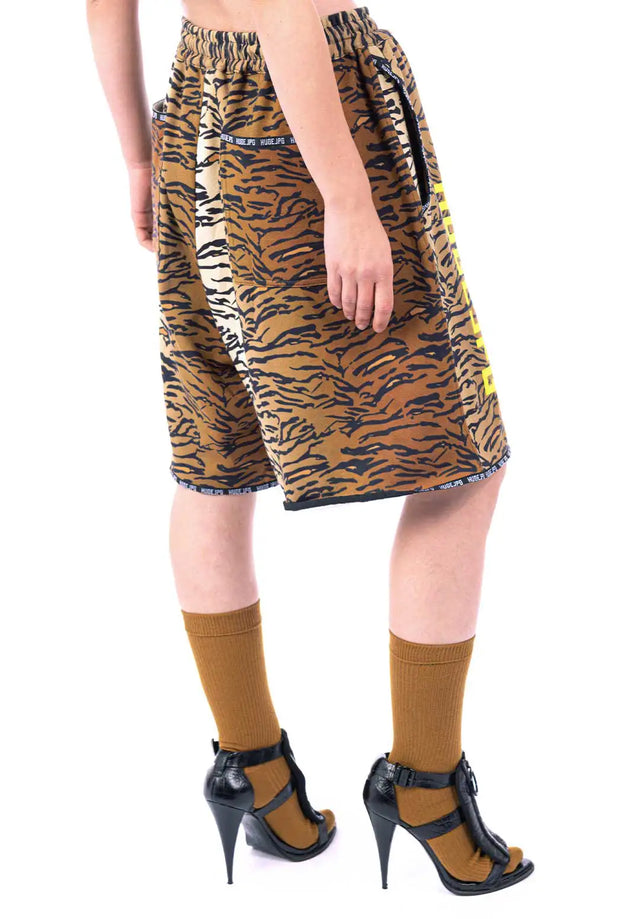 Donna elegante che indossa i Bermuda tigrati Huge Jpg in cotone 100%, vista laterale, per mostrare la vestibilità e il comfort.