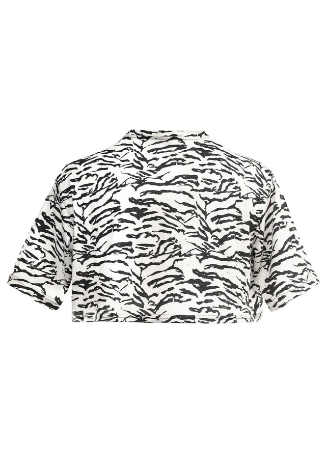 Parte posteriore della maglietta cropped oversize tigrata in bianco e nero per un tocco di unicità.