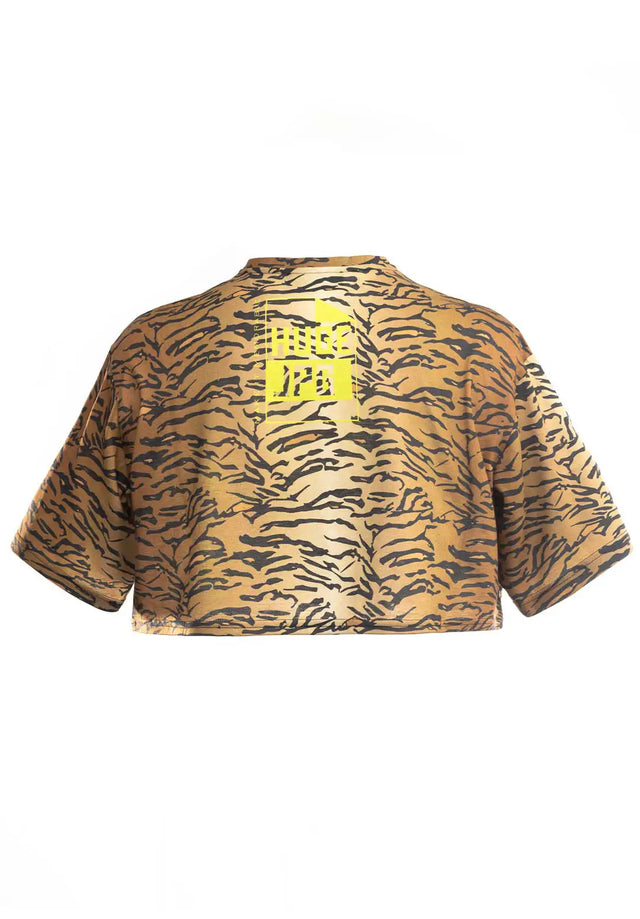 Retro della T-shirt cropped in cotone con stampa tigrata, mostrando il logo del brand in modo prominente posizionato. Il cotone di alta qualità e le rifiniture curate sono chiaramente visibili.