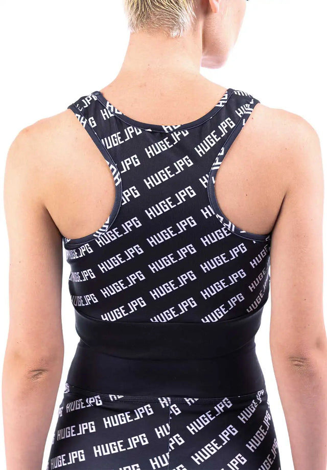 Immagine dal retro del reggiseno sportivo in tessuto tecnico, mettendo in risalto l'elastico sotto al seno che offre un supporto ineguagliabile durante l'allenamento.