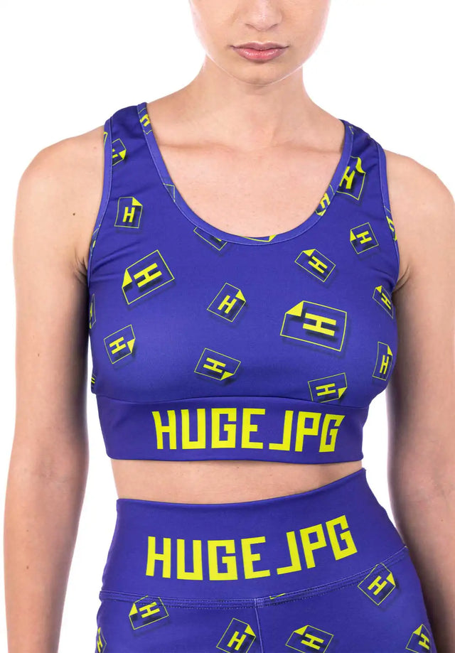 Reggiseno sportivo viola moda genderless, vista frontale, con logo acido stampato H di Huge Jpg e dettagli elastici