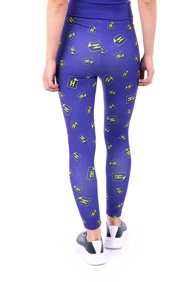 Retro dei leggings viola unisex adattabili, mettendo in evidenza la perfetta vestibilità e l'elasticità del tessuto.