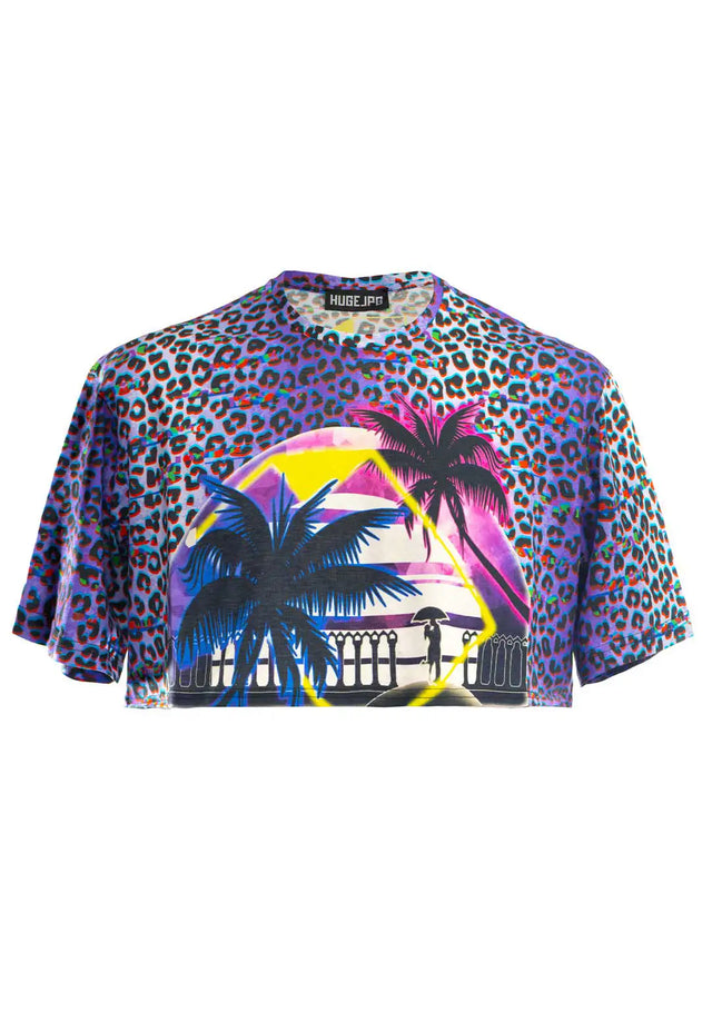 La T-shirt leopardata viola di Huge Jpg offre un design audace e vivace, con la sua vibrante colorazione viola e stampa leopardata, risaltando immediatamente per il suo stile unico e accattivante.
